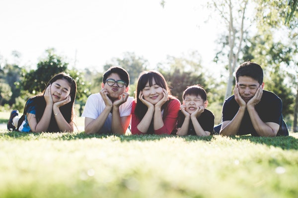 Người có thể khiến bạn cười mới xứng là người đáng kết giao nhất.